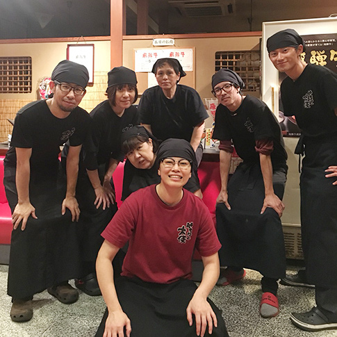 美味しさと楽しさが倍増する元気スタッフ
